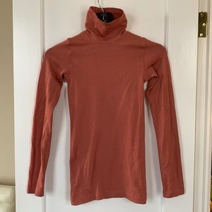 Lululemon Copper Yin Vibes Turtleneck size 2 EUC